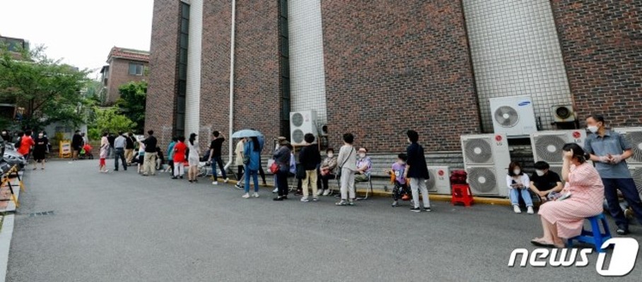 “1696명 예배 참석”…코로나 검사 줄 선 왕성교회 교인들(종합) | 포토뉴스
