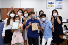 “우리가 기른 감자로 감사마음 전해요”…여주 이포초 하호분교 어린이들, 방역 공무원들에 감자 전달