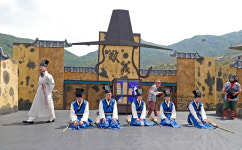 지리산 자락 동의보감촌에서 여름 밤 마당극 상설공연