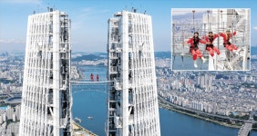 지상 541m 타워브릿지 걸어볼래?… 세상 가장 아찔한 ‘롯데월드타워 고공체험’