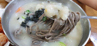 사골육수에 퐁당, 칼국수와 컬래버 …진화하는 옹심씨