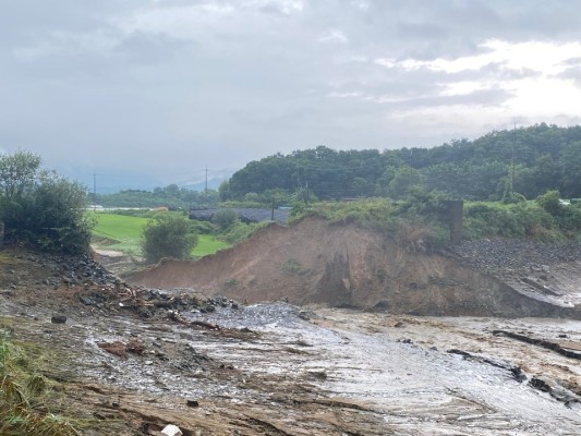 이천 산양저수지 둑 붕괴…여주 청미천 홍수경보 발령 | 포토뉴스