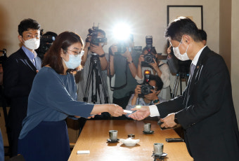 전공의 집단 휴진 하루 남았다…정부, 전공의 대표들과 간담회