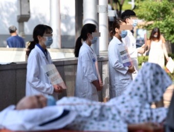 “전공의 지지” 교수들도 진료중단에 사직결의…성모병원 수술중단(종합)