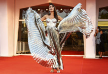 [포토] 오프라인 베니스 영화제…레드카펫 수놓은 ‘드레스 열전’