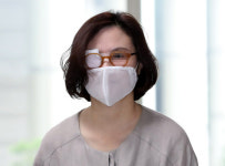 조국 “‘정경심 200만원대 안경 쓰고 법원 출석’ 보도 기자 고소”