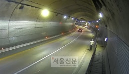 [따뜻한 세상] 길 잃고 터널 헤매는 할아버지 도운 운전자