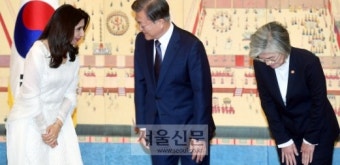 [서울포토] 주한대사 신임장 제정식 참석한 문 대통령