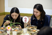 [서울포토] ‘이맛이야~’ 평양 옥류관 찾은 북한 주민들