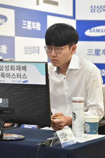 악수가 된 마우스 조작 실수… 신진서 통한의 1패