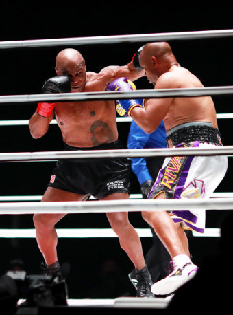 소문난 잔치에 ‘핵주먹’ 없었다… 실망만 안긴 타이슨 복귀전