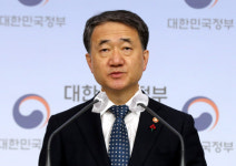 박능후 “백신, 수요에 비해 공급 부족...‘불공정계약’ 거부 힘든 상황”