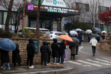 직장인들 사무실·파티룸 옮겨가며 회식… 소규모 라운지클럽 아침부터 사람 몰려