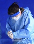 [서울포토] ‘추위와 싸우며’… 핫팩 움켜쥔 의료진