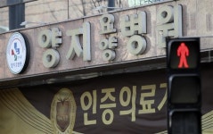 ‘속수무책’ 코로나19, 하루 만에 확진자 13명 사망…일별 사망 최다(종합)