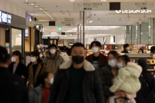 “7,80년대 학생주임 단속 같다”…정부 방역 지침 비난 청원