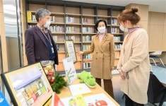 휠체어 승강기, 지역서점 챙기기… 서가에 상생 채운 양천 새 도서관