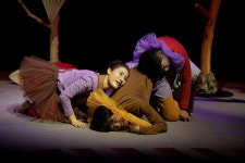 나란히 말고 앞뒤로 더 가까이…어린이 공연장의 ‘퐁퐁당’