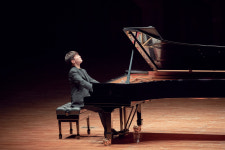 예술의전당 새 피아노 첫 개시한 조성진·깊은 음색 고른 백건우