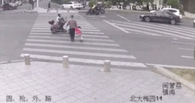“이렇게 무섭습니다”…4살 손녀 잡고 무단횡단하던 中할아버지
