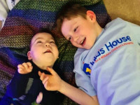 [월드피플+] 전세계 단 16명, 희소병 동생 위해 72㎞ 완주한 6살 형