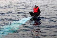 배 끄트머리 매달려 36시간…대서양 한가운데 표류 난민 극적 구조