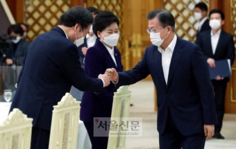 [서울포토] 이낙연 대표와 인사하는 문재인 대통령