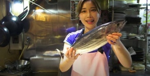 시선 사로잡는 칼 솜씨…日 ‘달콤 살벌’ 생선가게 아가씨 모리상