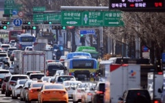 꽉 막힌 광화문광장… 차들은 엉금엉금… 공사장 울타리에 횡단보도 가려 ‘아찔’