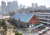빽빽한 도심 보물 같은 너, 거기 그대로 있어 좋구나