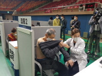 광주 첫 화이자 접종 시작…노인 시설·75세 이상