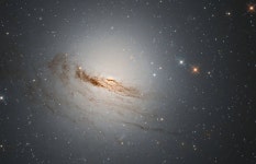 [우주를 보다] 허블우주망원경 포착한 ‘죽어가는 은하’ NGC 1947