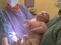 “쌍둥이인 줄” 6㎏ 육박 초우량아 탄생…英 산모의 극적 출산기