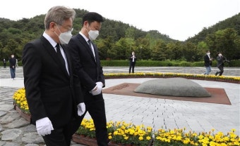 노무현 묘역에 참배한 이재명 “때가 돼 인사드리러 왔다” (종합)