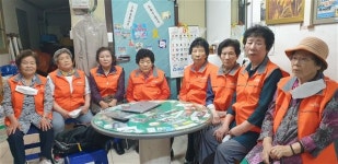 주먹밥 빚은 여성 노점상인들…“전두환도 몰랐지만 좋은 세상 봐야제 했어”