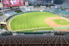 붐비는 곳 다 놔두고 야구장만 옥죄는 ‘10%의 벽’