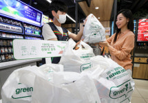 세븐일레븐 “친환경 봉투 100원 받습니다”