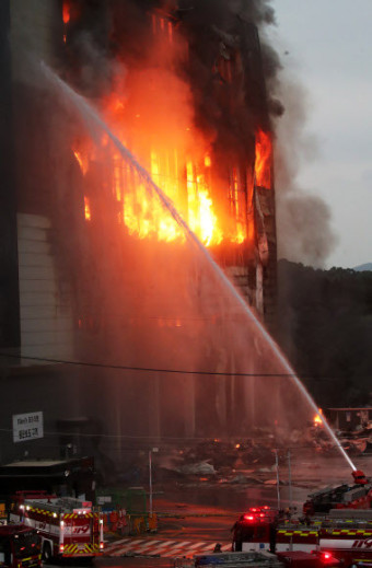 이천 쿠팡물류센터 화재 전층 확산…9시간째 고립 소방관 구조 못해