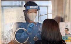 새 거리두기 시행 앞두고 신규확진 급증...방역당국 ‘긴장’