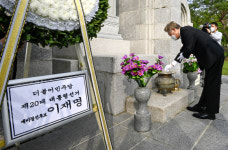 첫 일정은 무명용사탑 참배… 고향 안동 찾아 TK 공략