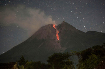 인니 므라프 화산 또 분화…용암과 화산재 내뿜어