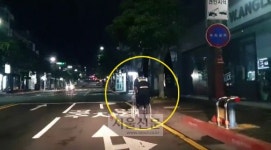 [따뜻한 세상] 거동 불편한 할머니 휠체어 밀어주고 숙박비 내준 경찰관 ‘훈훈’