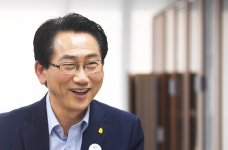 미세먼지 해결 슈퍼맨 “지구 3바퀴 거리 청소…종로 공기질 서울 톱5”
