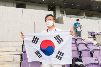 무관중 속 ‘나 홀로 응원’ 최윤 럭비협회장의 럭비 사랑