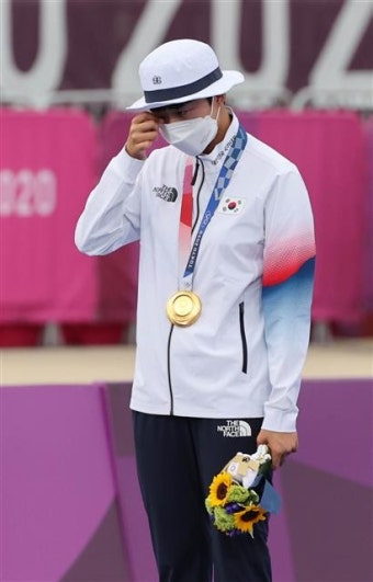 ‘멘털갑’ 안산 금빛 쏘고 울어버렸다…사상 첫 올림픽 양궁 3관왕 쾌거 (종합)