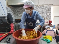 ‘이낙연 각시’ 무한긍정 숙희씨…9주째 호남특보 수행중