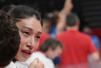 “감동” 김연경의 품격…후배 눈물 닦아주고 세르비아에 밝은 미소 축하