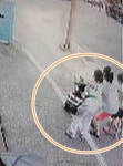 차도로 향한 유모차… 초등생 남매가 잡았다