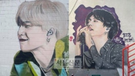 전북 군산에 등장한 BTS 멤버 벽화, 누가 왜 그렸나