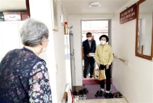 나홀로 할머니와 구청장의 ‘수다’…삼계탕 나누며 전하는 ‘양천의 情’